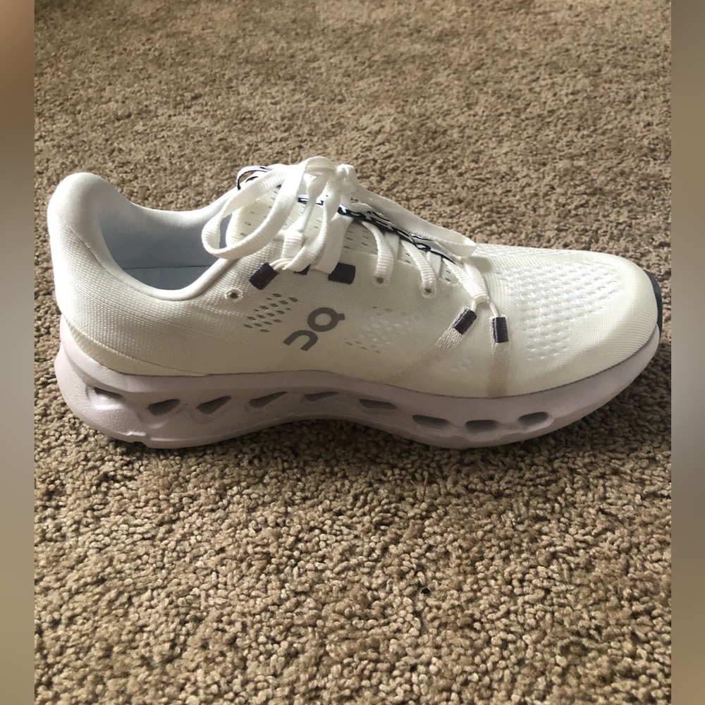 ON cloudsurfer SIZE 8 like new!